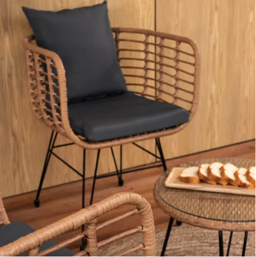 Практичний стіл зі стільницею із загартованого скла