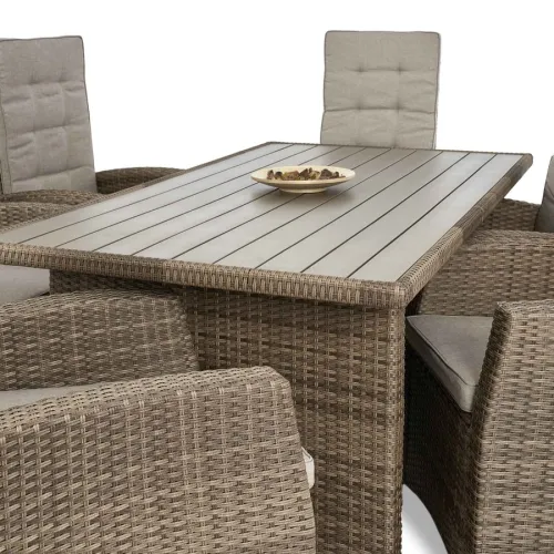 Великий стіл - центр вашого відпочинку