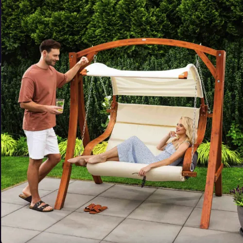 Удобное сиденье и встроенный капюшон