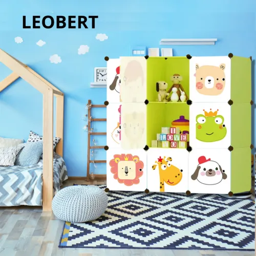 Дверь закрывается на магнит: